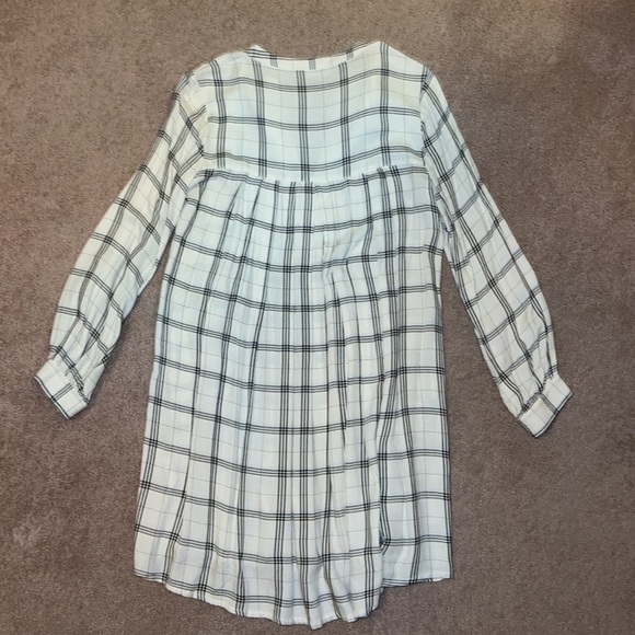 ZARA Short Long Sleeve Flowy Dress with Sowed Front. Runs big. WITH POCKETS! - Picture 3 of 3